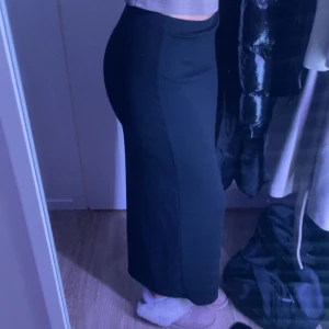 Svart långkjol - Snygg svart långkjol med en tight passform. Perfekt för en stilren look. Råkade köpa 2 därför säljer jag ena, så den är helt ny och oanvänd