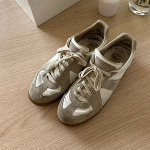 Maison Margiela gats  - Tecken på användning finns lite creasing och slitage insidan av hälen. Storlek 41 men passar 41/42. Box med skopåsar medföljer.