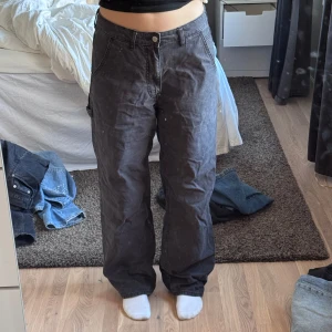 Cargobyxor  - Cargoliknande byxor från lager 157 i modellen labor. Säljer då de blivit för stora för mig, använd en del men fint skick. Byxorna är i en mer urtvättad svart färg 