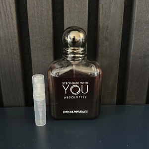 Stronger With You Absolutely från Emporio Armani - Säljer en elegant parfymflaska av märket Emporio Armani, 'Stronger With You Absolutely'. Perfekt för sena mörka kvällar med dem starka vanilj och karamell noterna. En av de kändaste när de kommer till män mellan 14-25 åldern!