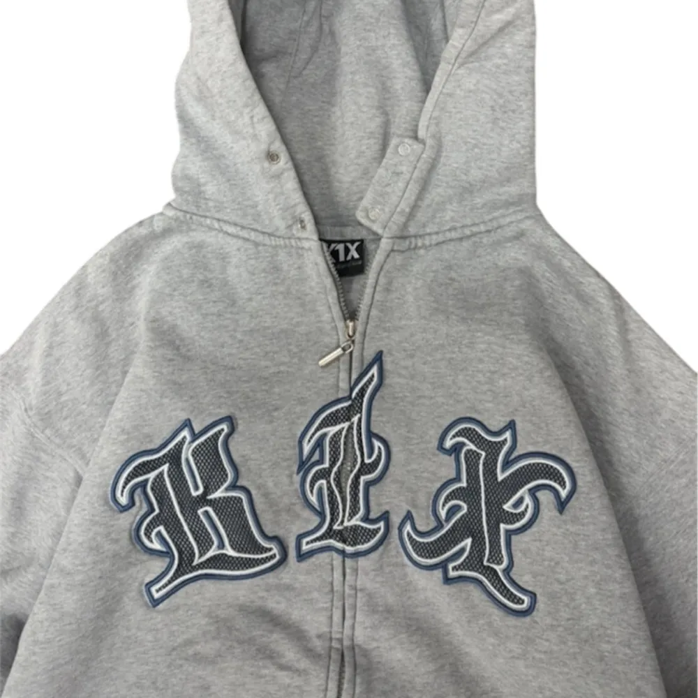Säljer en tvärfet vintage hiphop/rap hoodie från K1X, Extremt hög kvalité och asskön att ha på sig. Defekter är endast ärmarna på bild och en av sömen på fickorna har lossat lite. Bredd: 60cm Längd: 69cm. Hupparit & Collegepaidat.