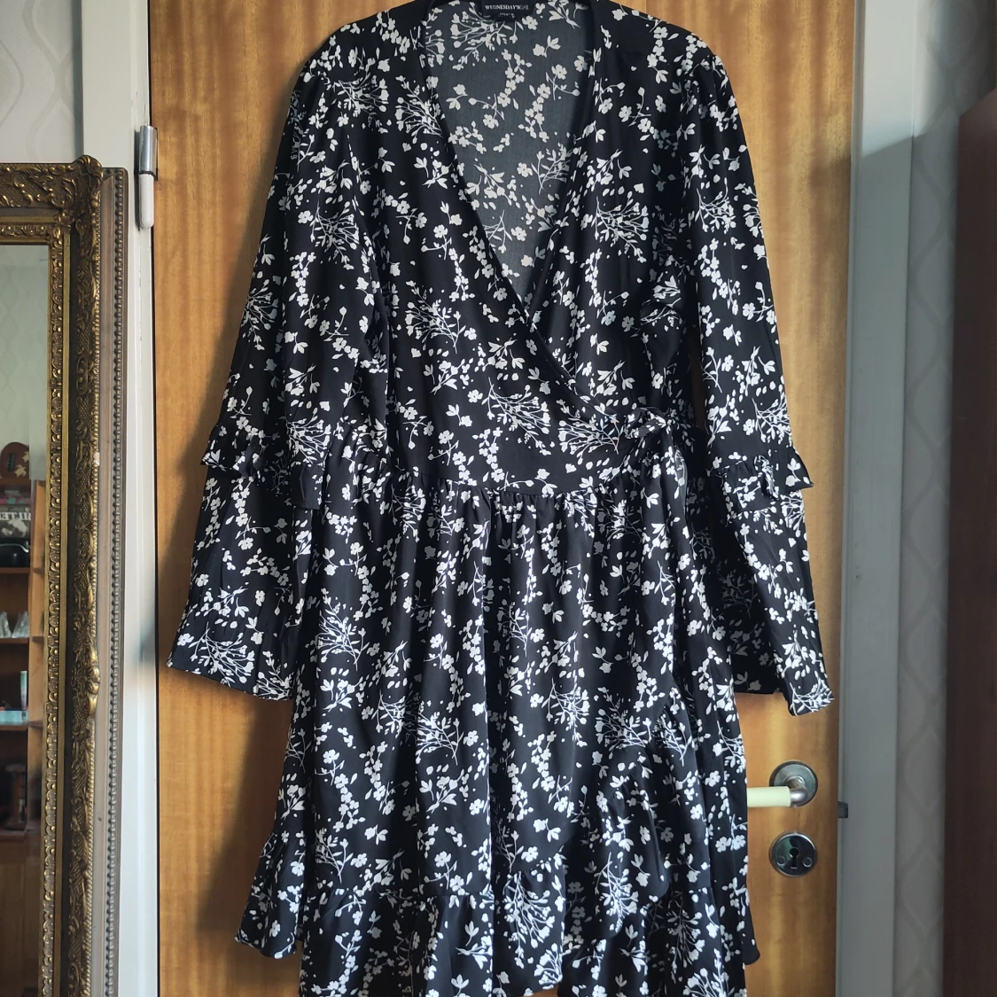 Svart blommig klänning från Wednesday's Girl