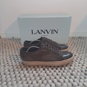 Lanvin - Ett par bruna mocka Lanvins med en glansig cap toe. Acceptabelt skick. Storlek 41 uk 7. Hör av er vid fler frågor. Pris kan diskuteras vi en snabb affär. Box o dustbag medkommer ej vid köp.