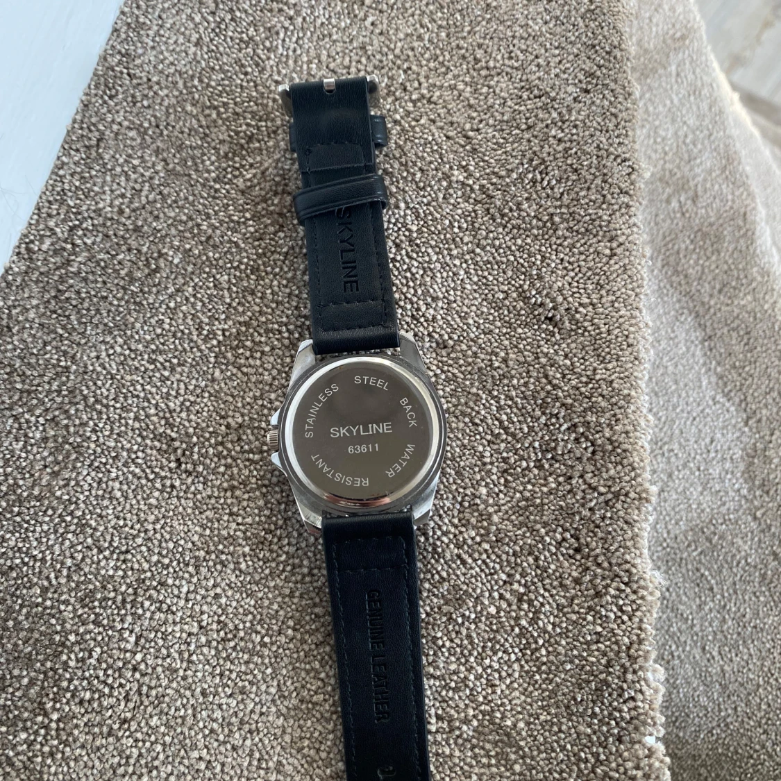 Svart klocka från Skyline - 2