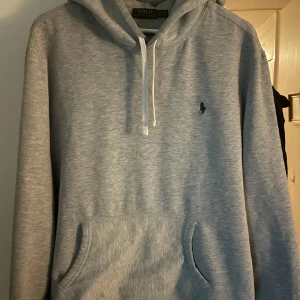 Ralph lauren hoodie  - Hej säljer den här super fräscha Ralph lauren hoodien, storlek L men den passar M och S. Hör av er vid frågor eller annat!(: