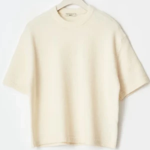 Vit stickad topp  - Säljer en så fin vit stickad topp! Jättefint skick så säljer helst vad den ligger på nu. Skriv för fler bilder eller frågor 🤗🩷