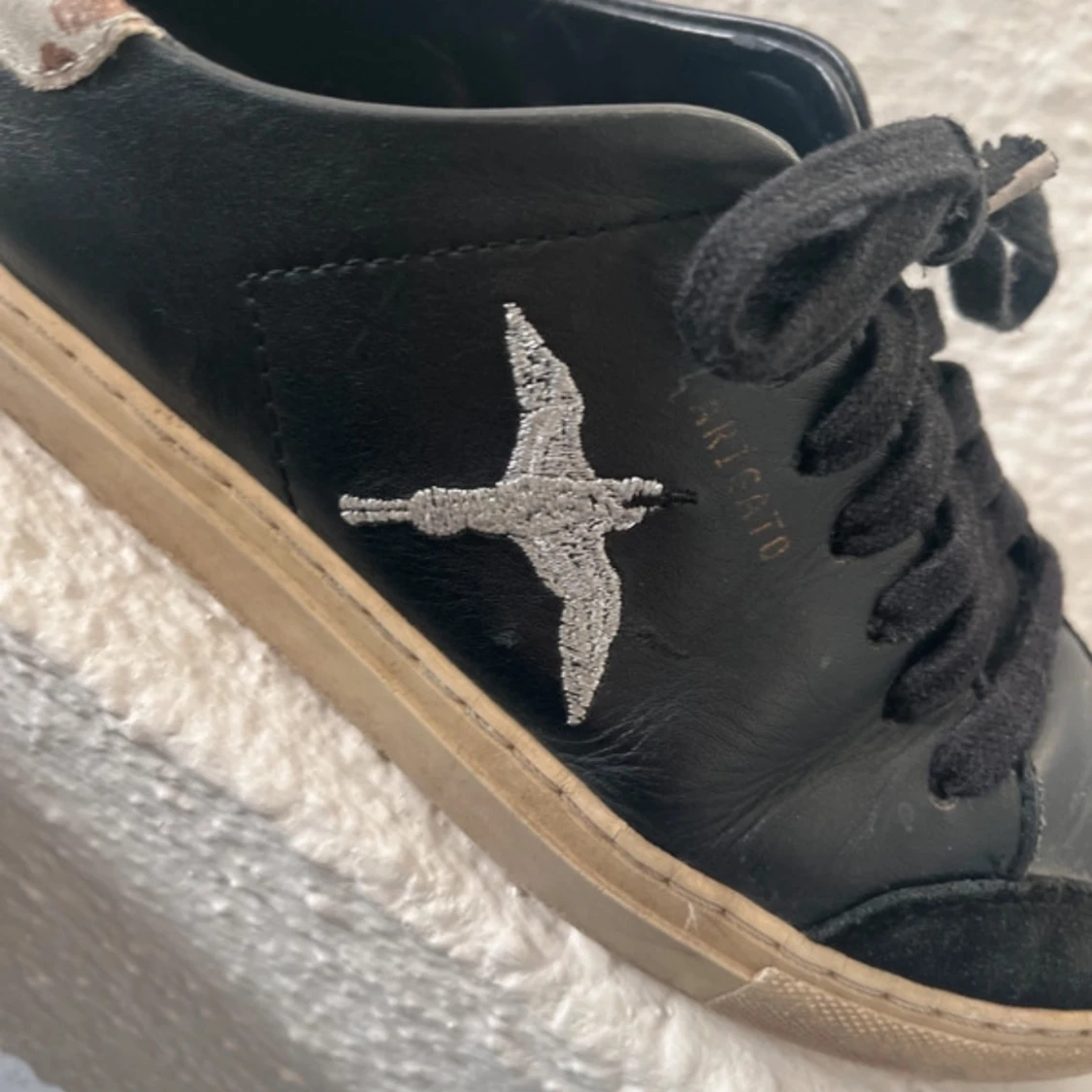 Svarta sneakers med broderad fågel - 1