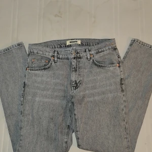 Grå jeans från Woodbird - Snygga grå jeans från Woodbird med klassisk femficksdesign. Perfekta för en avslappnad stil med en rak passform matrialet är ganska mjukt och tunt så passar bra till lite varmare dagar! Jeansen är helt som nya och använda 1-2 gånger bara. Dom är köpta från Jeansbolaget och nypriset ligger på runt 1000.