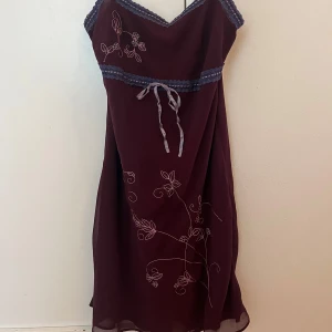 Klänning - En natt linne/klänning som kommer från franska Etam. Har köpt den i second hand, och har aldrig använt den. Finns ingen storlek, men skulle säga att det är S/M.