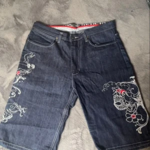 Artful dodger jorts - Jorts med fet broderitryck fram och bak super bra skick inga skador storlek 34