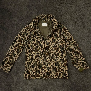 Sandro Paris camo field jacka  - Riktigt fet och unik camo field jacka från Sandro Paris med camo mönster som påminner lite om Bape. Storlek S. helt perfekt passform. Nypris 3800