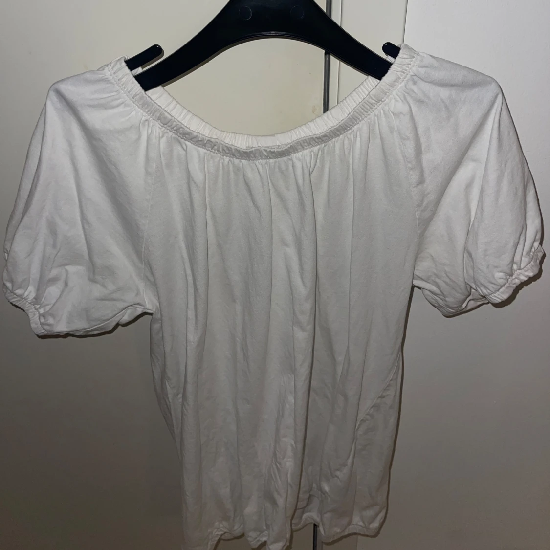 Vit blus med puffärm