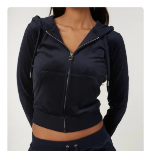 Juciy tröja! - Säljer nu min fina fina juciy couture tröja som är i helt nyskick! Köptes för 1 300 kr och är nästan aldrig använd!! Endast prövad, säljer pga att jag behöver rensa min garderob mer. Hör av er vid intresse och pris kan diskuteras.💕💕