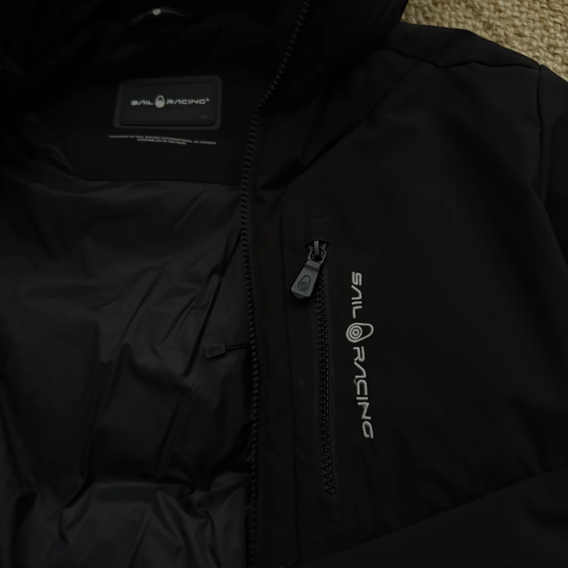 Svart dunjacka från Sail Racing - 2