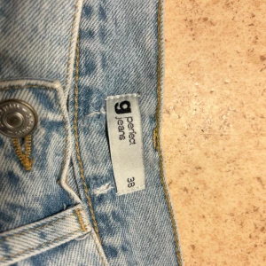 Ljusblå jeans från g perfect jeans - Säljer ett par ljusblå jeans från g perfect jeans. De har en klassisk femficksdesign och knappgylf. Perfekta för en avslappnad stil.