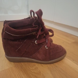 Röda Bobby sneakers från Isabel Marant - Snygga och trendiga röda sneakers i modelen bobby från Isabel Marant, bra istället för de klassiska till vår och sommar då de här är svalare. Passar även 37, kan mötas upp i Stockholm.