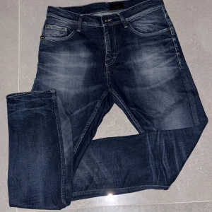 Mörkblå jeansbyxor - Snygga mörkblå jeansbyxor från ToS med en klassisk femficksdesign. De har en lätt tvättad look och normal passform. Perfekta för en avslappnad stil. Storlek 31/32😊