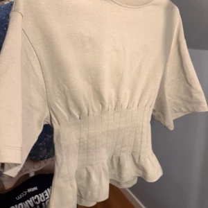 Eftertraktad topp från Gina!! - Jättesöt populär topp från Gina i en fin ut tvättad grön färg med smock! Helt ny och aldrig använd utan defekter❣️