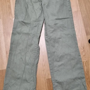 Gröna byxor från Stradivarius - Snygga gröna byxor från Stradivarius i en straight fit. De är tillverkade i ett bekvämt material och har en klassisk design. Perfekta för en stilren look.