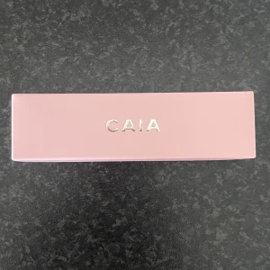 Blusher Sugar Plum från CAIA - Blusher i nyansen Sugar Plum från CAIA. 