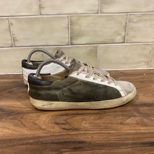 Golden Goose Sneaker  - Golden Goose Skor | Skicket är 7/10 - Storlek 41.5 (passar 42.5 EU) Nypris: 3599 - Vårat pris: 1199kr, Tveka inte vid att ställa frågor vid funderingar. Priset kan självklart diskuteras! 