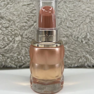 Cacharel Yes I Am Glorious 30ml - Nypris 530kr. Frakten står köparen för, endast provad Skriv vid funderingar ☺️ skickar även med lite olika parfymtester 