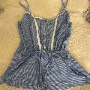 Vintage topp - Jätte gullig vintage topp med knappare och knyte i midjan💕