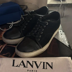 Lanvin captoe - Tja säljer då ett par riktigt schyssta lanvin i storlek 44 (uk10). Skorna är i bra skick 8.5/10. Riktigt stiliga skor med glans på captoen. Skriv för funderingar och kom med bud 2000 så är dom dina vid snabbaffär. Kan även komma med byten mot andra skor som rockrunners, Gucci ace, loubs, golden goose eller flycrew