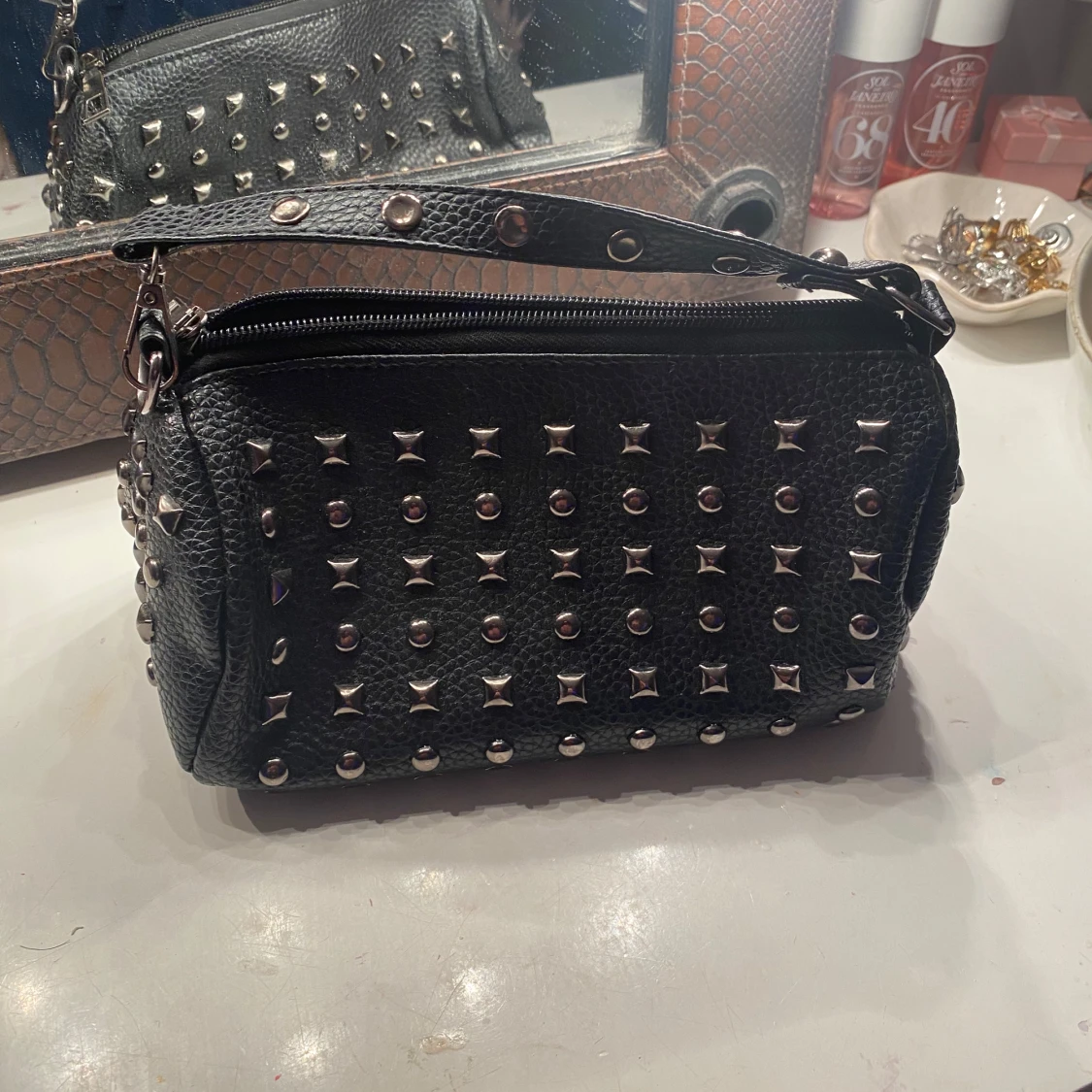 Svart handväska med nitar