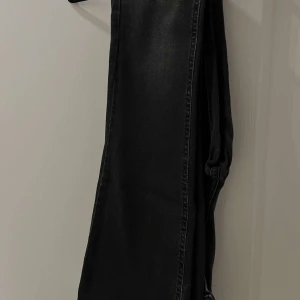 SVARTA JEANS - ONLY - Svarta bootcut från only i lowwaist. Dessa är i mycket fint skick och knappt använda. Dessa sitter tight från knäna o uppåt och är väldigt bekväma 🖤