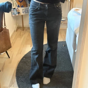 Bootcut jeans  - Snygga jeans från ellos. Köpta secondhand, inga större tecken på användning förutom lite slitna längst ner. Har ni några frågor är det bara att fråga på, puss puss💋