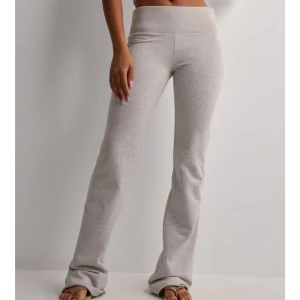 Low waist pants - Jättefina raka low mjukisbyxor från nelly i st. XS. Har endast prövat dom sedan jag köpt men aldrig fått användning, så i princip helt nya 🤎🤎🤎