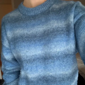 Blå stickad tröja - Säljer en mysig blå stickad tröja med ett melerat mönster