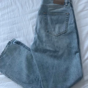 Ljusblå jeans från 157 - Säljer ett par ljusblå jeans från 157. De har en klassisk femficksdesign och en knappgylf. Perfekta för en avslappnad stil. Model seattle storlek w31 och L32