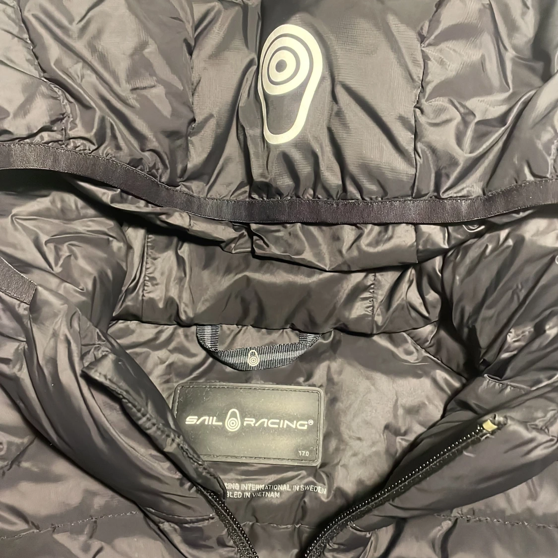 Svart dunjacka från Sail Racing - 2