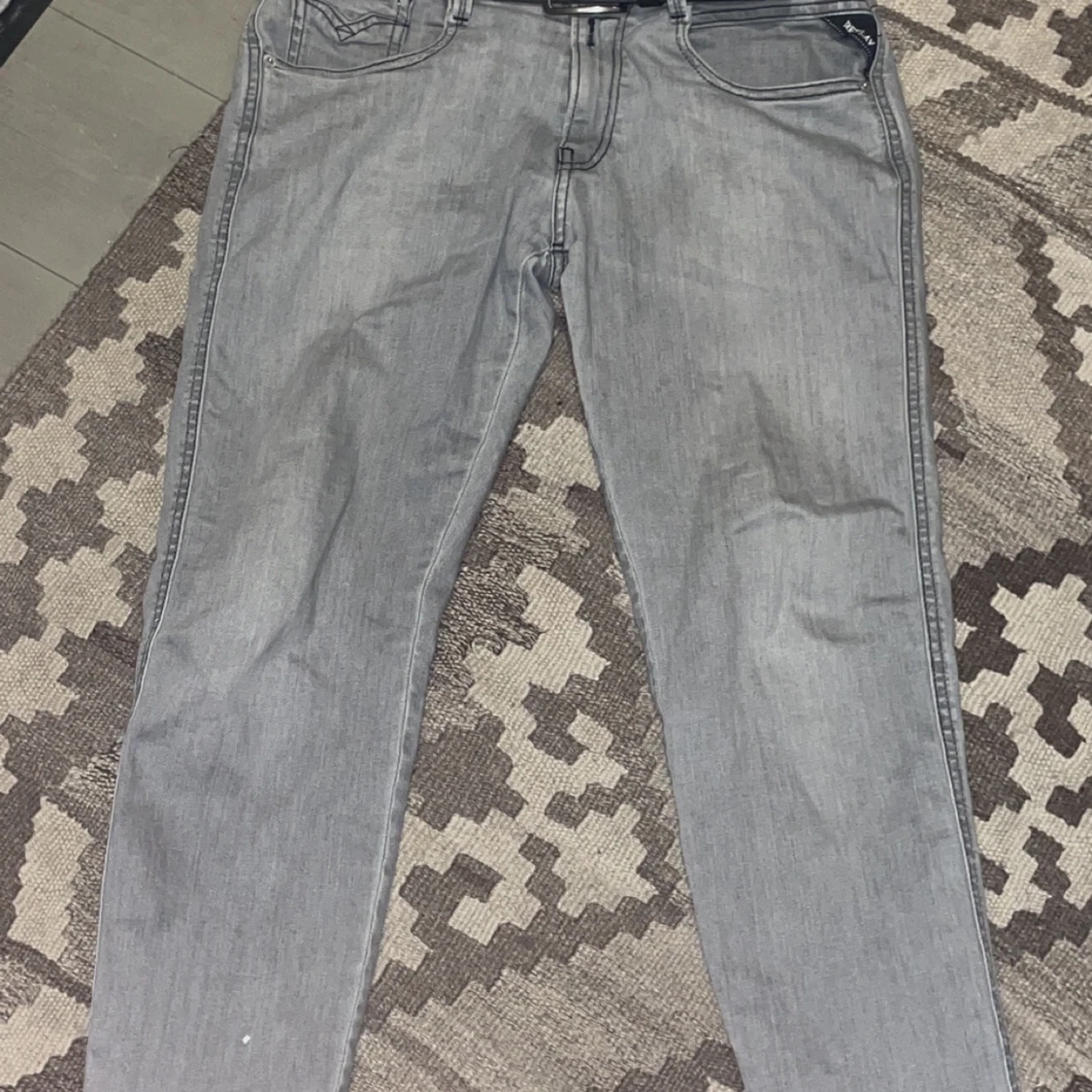 Grå jeansbyxor - 1