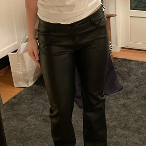 Svarta skinnbyxor från Bik Bok - Snygga svarta skinnbyxor från Bik Bok i storlek 40. Dock små i storleken då jag vanligtvis har 38 på jeans o ”stela” byxor. Byxorna har en tight passform och är låg/medellåg midjade med knappar och dragkedja framtill. Näst intill helt oanvända och helt utan anmärkningar. Säljer då dem ej används💕