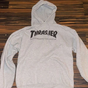 Grå hoodie från Thrasher - Säljer en klassisk grå hoodie från Thrasher i storlek L och den är knappt använd.