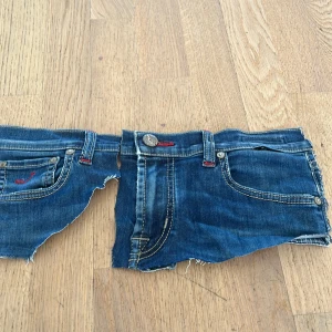 Unika jeans från Jacob Choen - Säljer ett par unika handgjorda jeansshorts från Jacob Choen Kimberly, tillverkade i Veneto, Italien. De har en cool, sliten look med råa kanter och en knappdetalj i midjan. Perfekta för en avslappnad stil. Nypris 6500kr✅ Om du undrar någonting är det bra att höra av sig😁