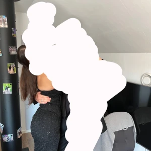 Svart glittrig klänning från Oh Polly - Säljer min bak klänning som är köpt från oh polly för 150 pund dvs 2000kr. Klänningen är i stolen 10/M och sälja för 1000kr 