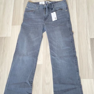 Grå bootcut jeans från 157 - Snygga grå bootcut jeans från 157 i en klassisk 90-talsstil. De har en hyfsat låg midja och är aldrig använda. Prislapp fortfarande kvar och ord. Pris 400kr. Storlek S short