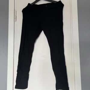 Svarta leggings - Svarta leggings från even&odd i storlek M.