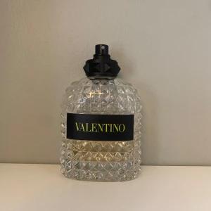 Valentino Yellow Dream  - En av dem om inte den bästa ananas doften på marknaden. Bytte till mig den här men har tröttnat lite så därför säljer den. 48/100ml kvar saknar box och lock där av det låga priset. Rekommenderar verkligen😮‍💨