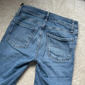 Bootcut lågmidjade jeans  - Snygga lågmidjade jeans från Zara i storlek 32 (se sista bilden). Så fina i passform och färg men har på senaste inte fått någon användning då jag använder andra jeans istället💗Inte slita alls, finns inga täcken på användning och skriv för frågor eller köp!💗