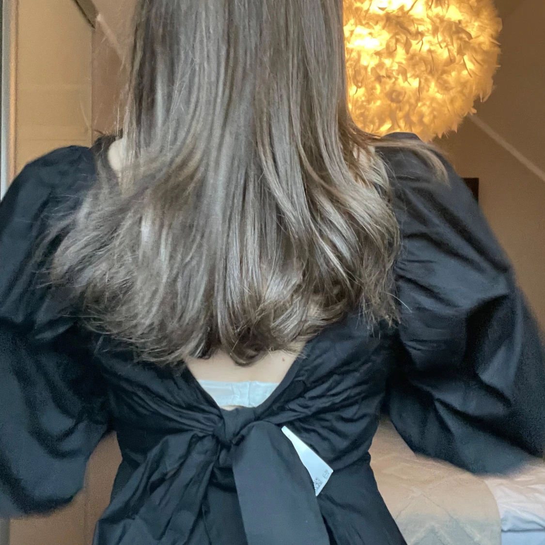 Svart klänning med puffärmar - 3