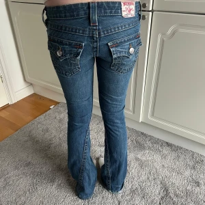 True religion jeans  - True religion low waist bootcut jeans. Storlek 24. Midjemått: 34 cm och innerbenslängd 79 cm 