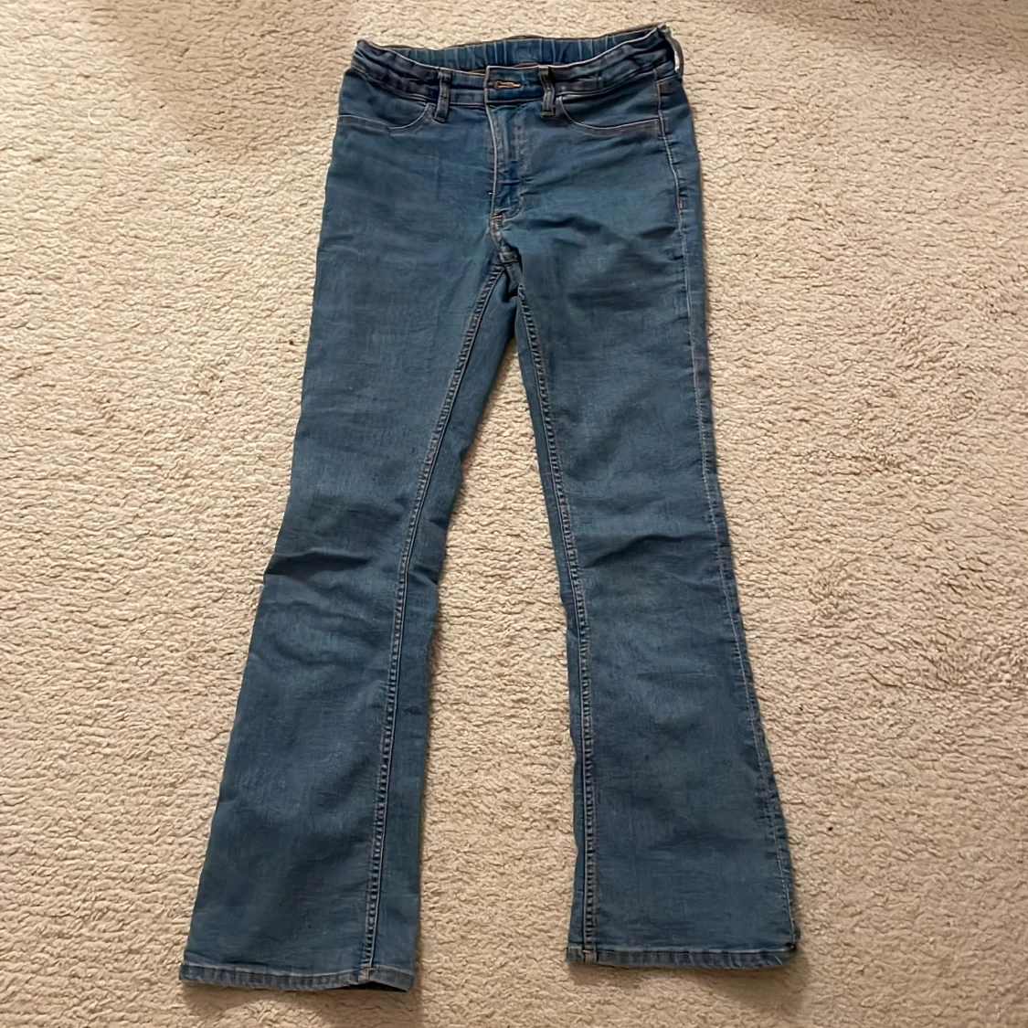 Blå flared jeans från H&M