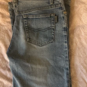 Blå Lågmidjade bootcut jeans - Säljer ett par snygga blå bootcut jeans ifrån green point i storlek 36, aldrig använt och ser som nya ut, dock har dom två klippta jak i sidorna men inget som syns🩷