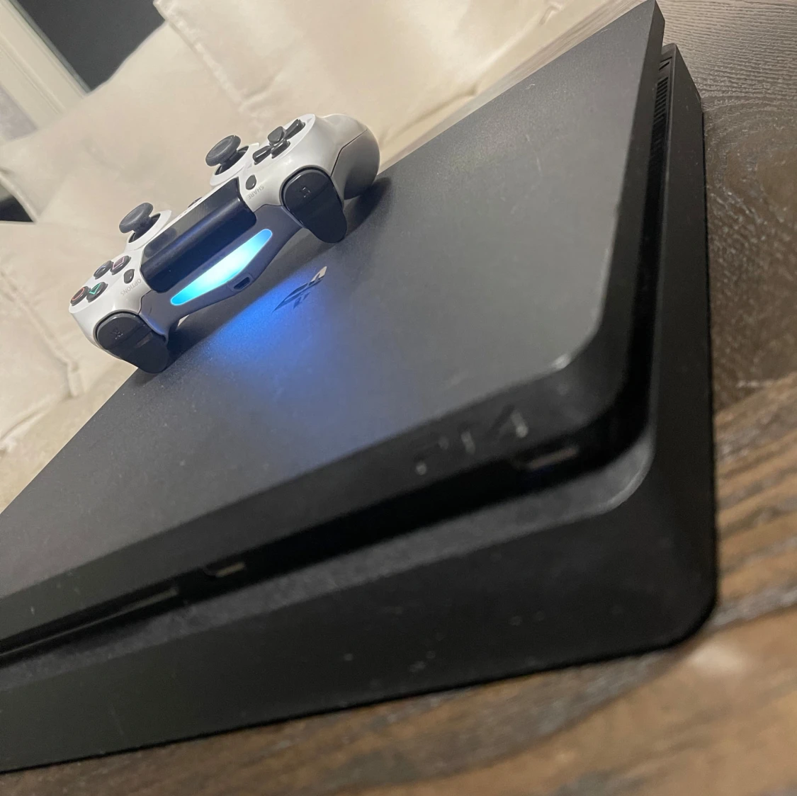 Svart PlayStation 4 med handkontroll