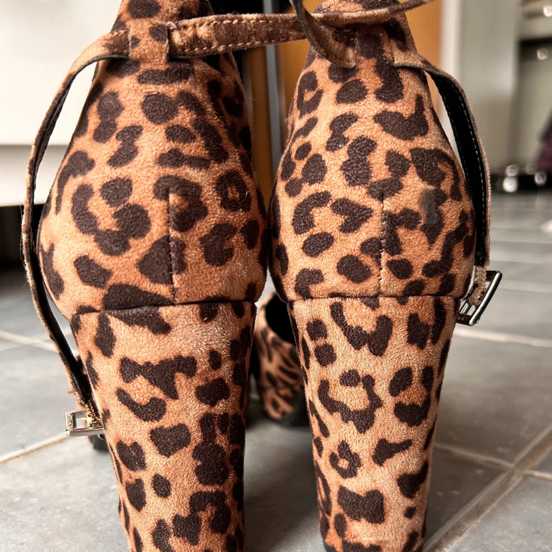 Snygga klackskor i leopardmönster! - 4